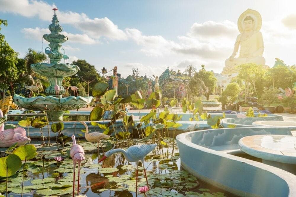 Thác nước và hồ sen sống động